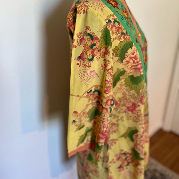 April Cornell small tunic with three fabric buttons and embroidered flowers - Picture 3 of 8